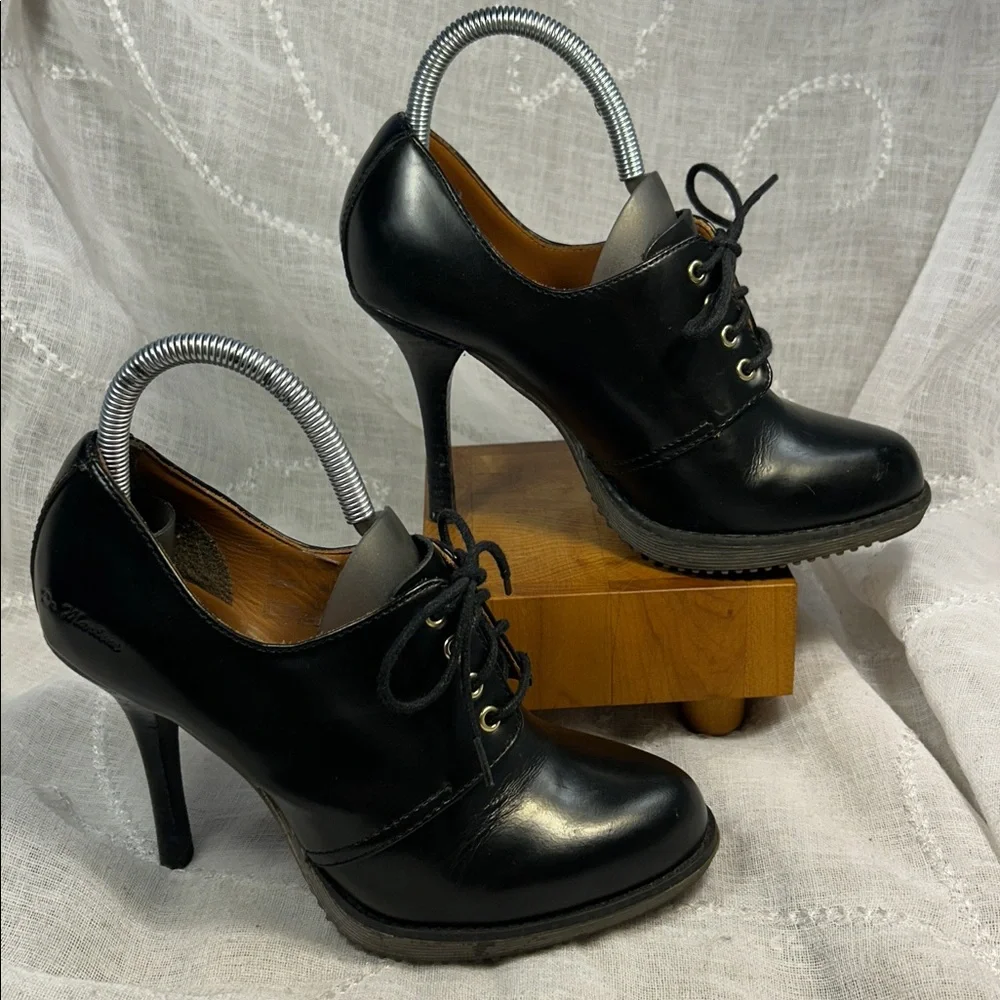 Dr Martens almost NEW leather lace up heels